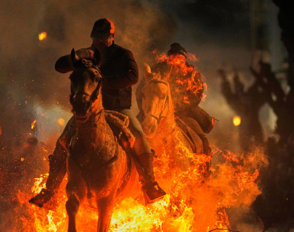 Španska tradicija: Konji galopirali kroz visoki plamen