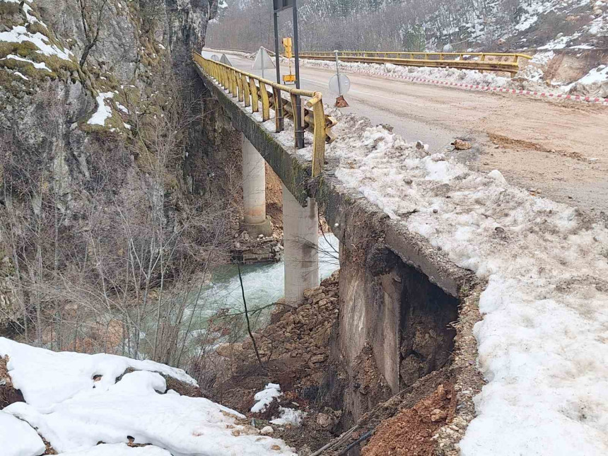 Klizište ugrožava bezbjednost na putnim pravcima