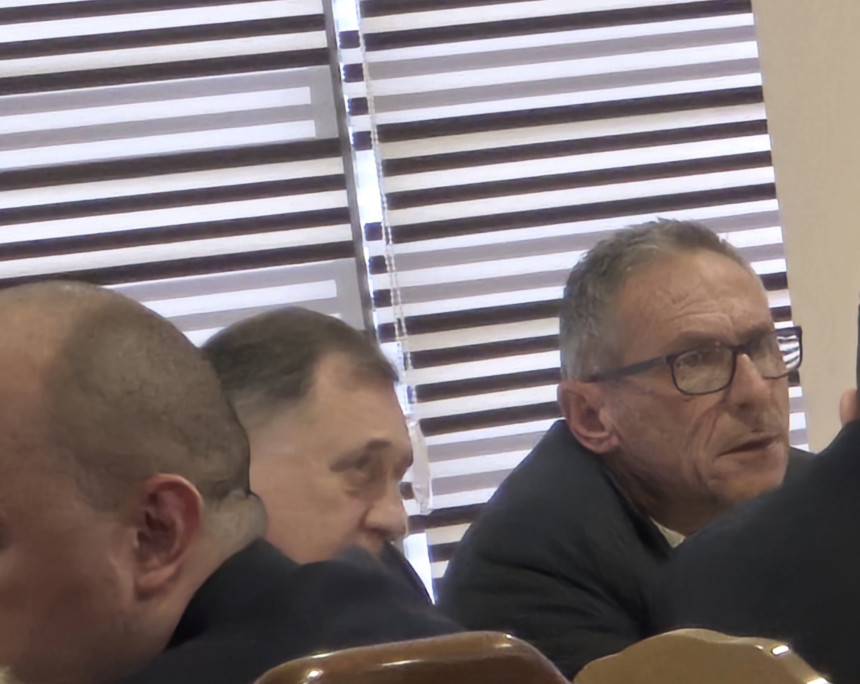 Dodik savjetuje Ostojića pred početak skupštine