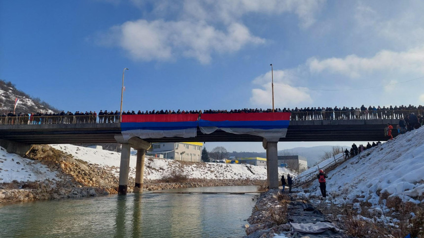 I. Ilidža: Vojislav Čelik prvi doplivao do časnog krsta