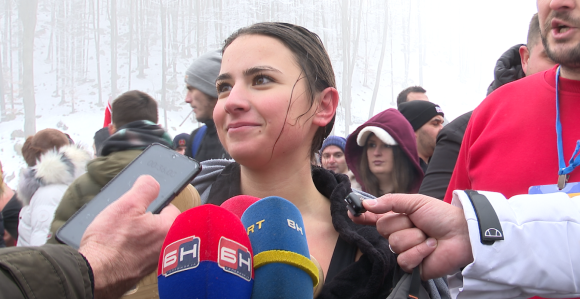 Jovana Kršić prva doplivala u hladnom jezeru do krsta