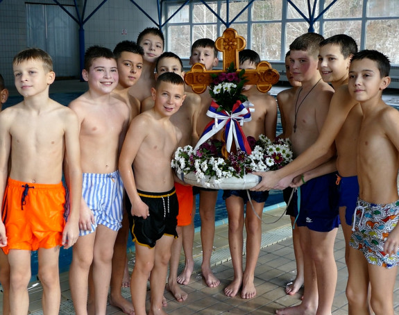 Višegrad: Mališani „Bambi sokola" plivali za krst časni