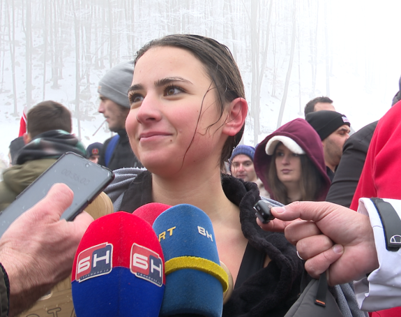 Jovana Kršić prva doplivala u hladnom jezeru do krsta