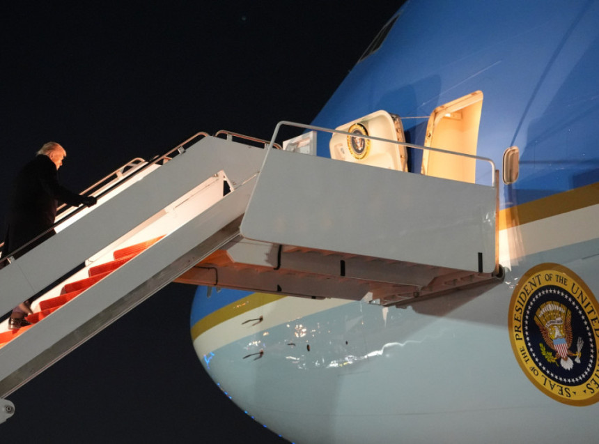 Predsjednički avion sa Trampom za Davos vratio se u Merilend