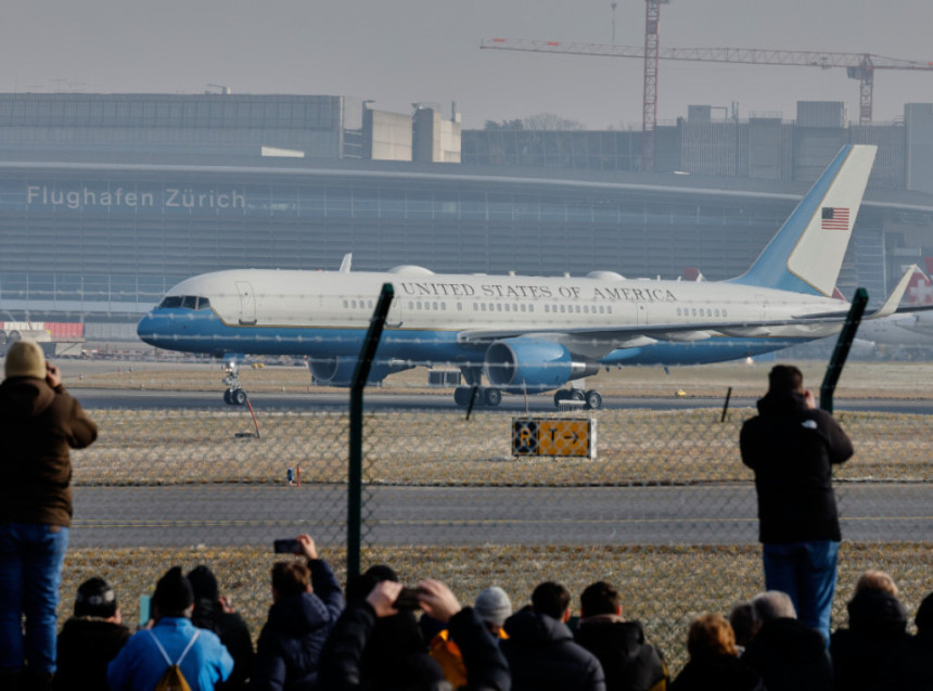 Trampov avion sletio u Švajcarsku