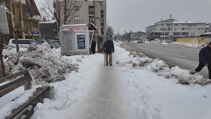 Trotoari zaleđeni i neočišćeni danima, građani ogorčeni
