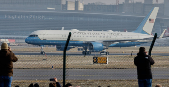 Trampov avion sletio u Švajcarsku
