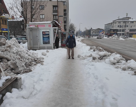 Trotoari zaleđeni i neočišćeni danima, građani ogorčeni