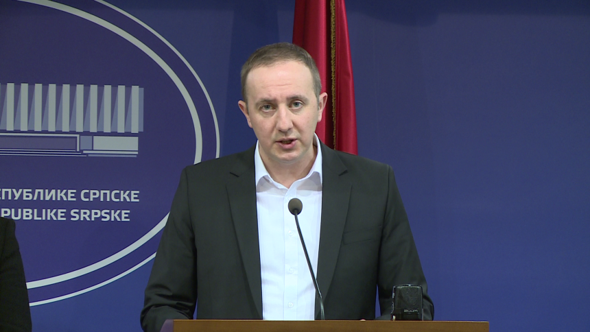 Siniša Karan je vjerni sluga i marioneta Dodikova