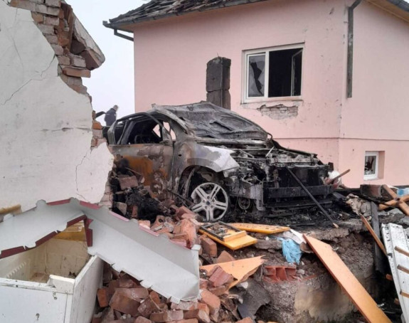 Jaka eksplozija, raznesena garaža, oštećeni kuća i auto