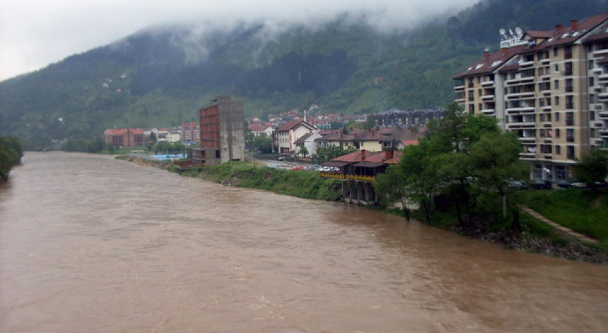 Црвено упозорење због обилних падавина у недељу