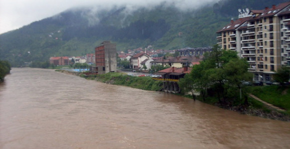 Црвено упозорење због обилних падавина у недељу