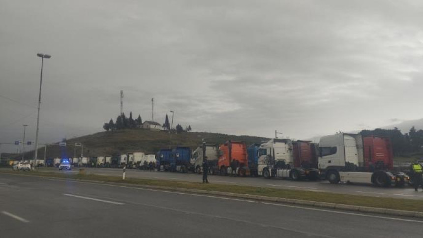Kolone kamiona blokirale teretne prelaze ka EU (VIDEO)