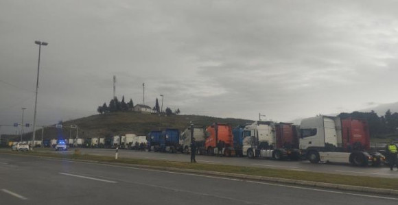 Kolone kamiona blokirale teretne prelaze ka EU (VIDEO)