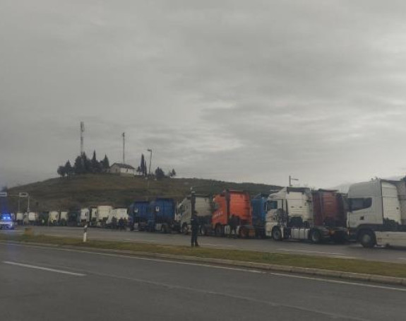 Kolone kamiona blokirale teretne prelaze ka EU (VIDEO)
