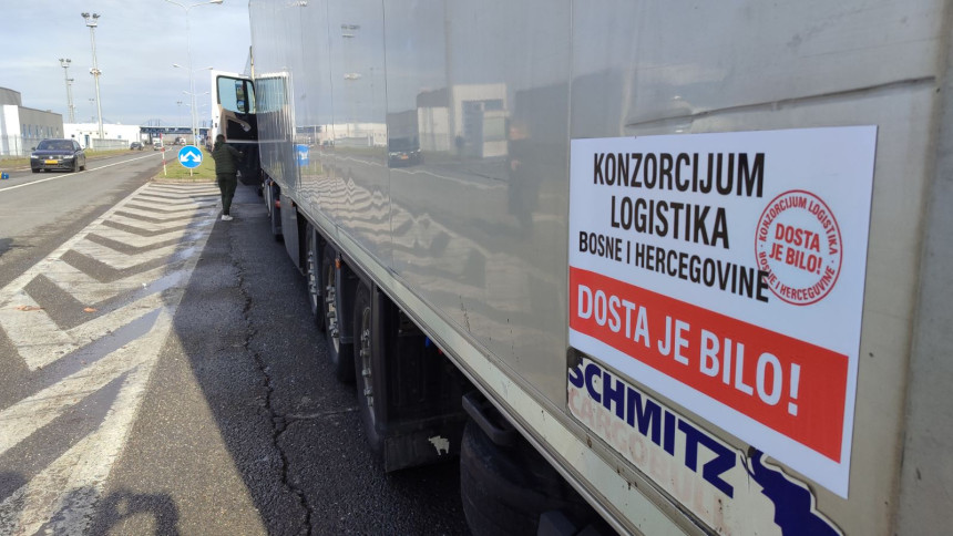 Камиони стоје на прелазима: Штета 100 милиона евра дневно