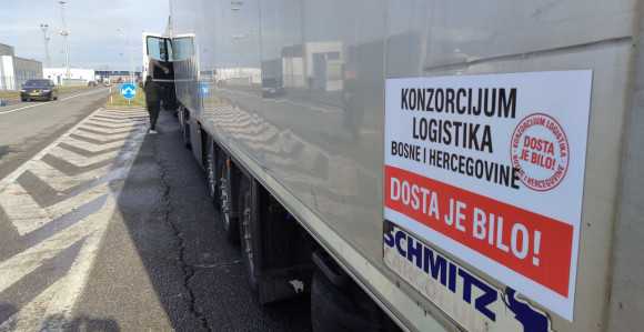 Kamioni stoje na prelazima: Šteta 100 miliona evra dnevno