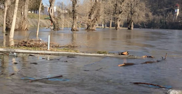 Povećan vodostaj Drine, poplavljen dio gradske plaže