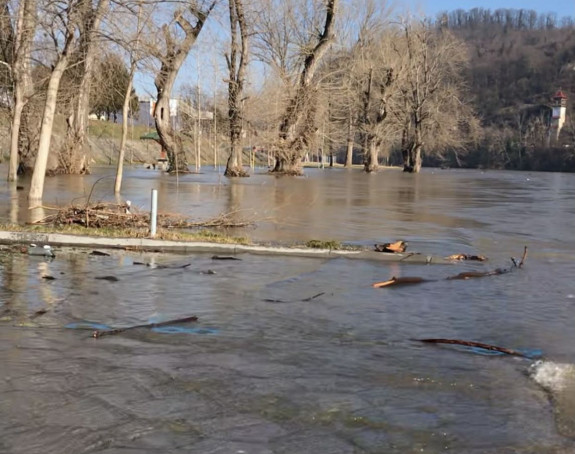 Povećan vodostaj Drine, poplavljen dio gradske plaže