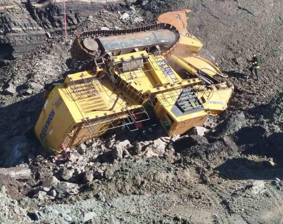 Čeka se specijalna dizalica iz Srbije za izvlačenje bagera