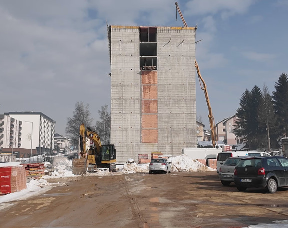 Dok radnici čekaju plate, krčmi se zemljište “Famosa”