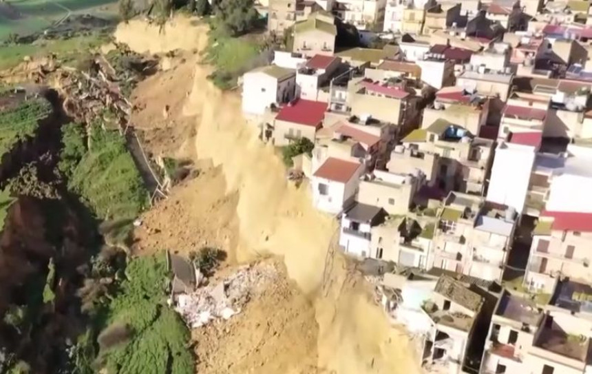 Sicilija: Klizište se širi, obrušila se ogromna zemlja