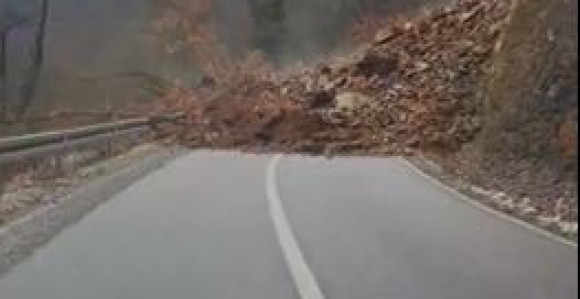 Veliki odron na putu Foča - Pljevlja, dio brda se sručio na put (VIDEO)