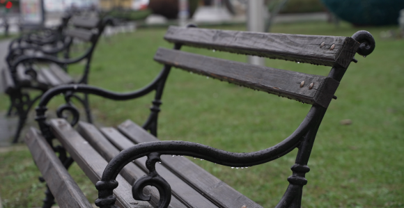 Sutra oblačno sa slabim padavinama, vjetrovito i hladnije