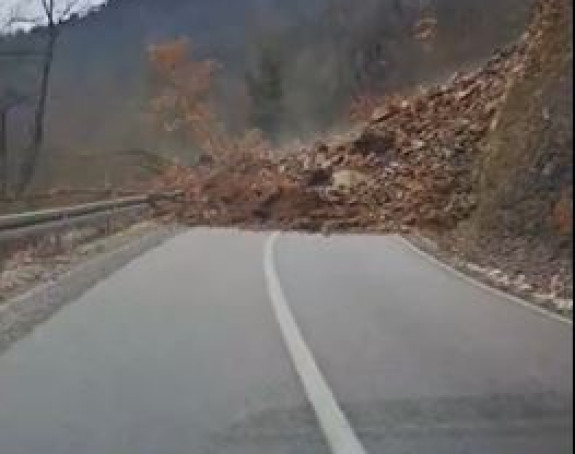 Велики одрон на путу Фоча - Пљевља, дио брда се сручио на пут (ВИДЕО)