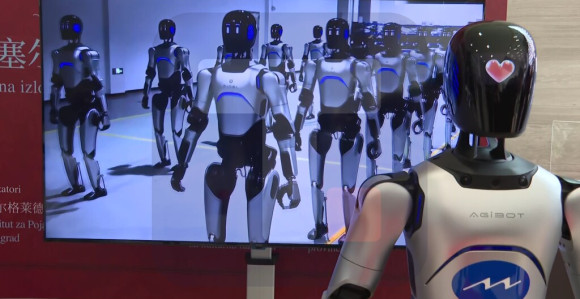 Vučić na prezentaciji robota koji će uskoro da se proizvode u Srbiji