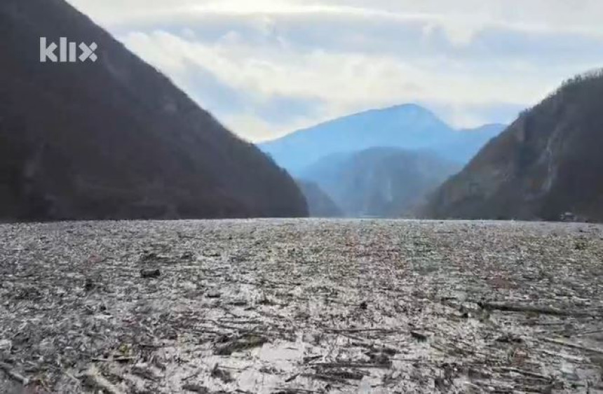 Višegrad: Velike količine otpada u Drinskom jezeru