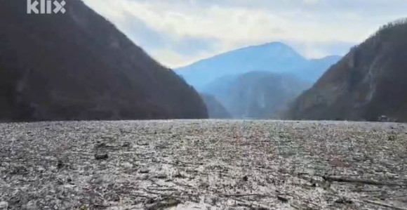 Višegrad: Velike količine otpada u Drinskom jezeru