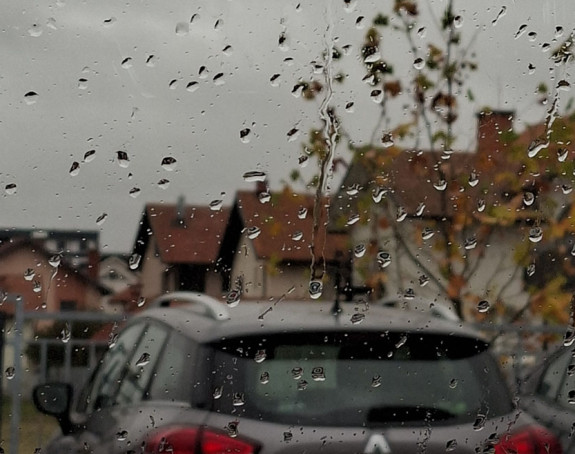 Prije podne oblačno uz slabu kišu, poslije podne toplo