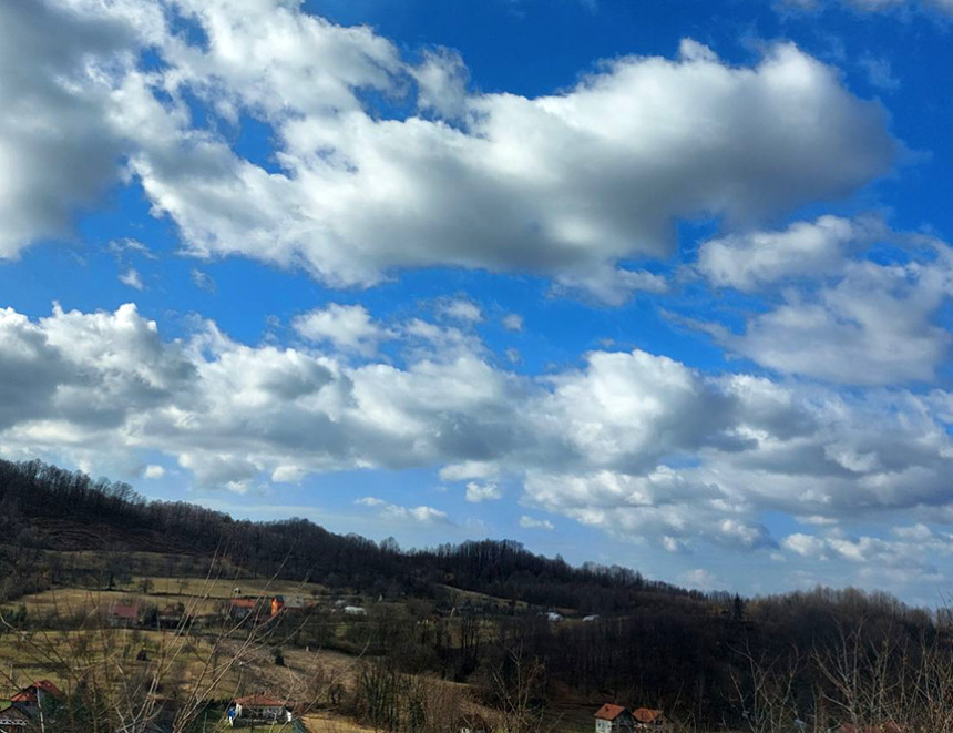 Pretežno oblačno i toplo vrijeme uz kišu i vjetar