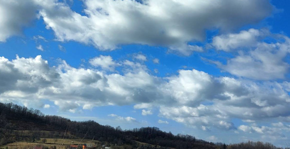 Pretežno oblačno i toplo vrijeme uz kišu i vjetar