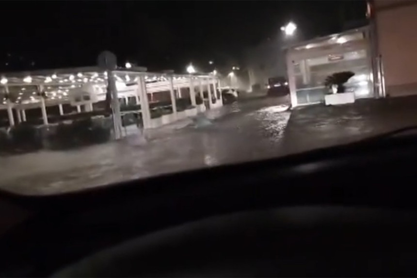 Veliko nevrijeme u Dalmaciji: Voda u kućama (video)