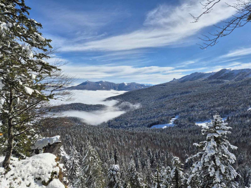 И даље топло и претежно облачно вријеме с кишом