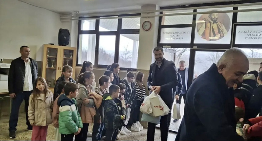 SNSD preuzeo posao institucija - obilaze škole