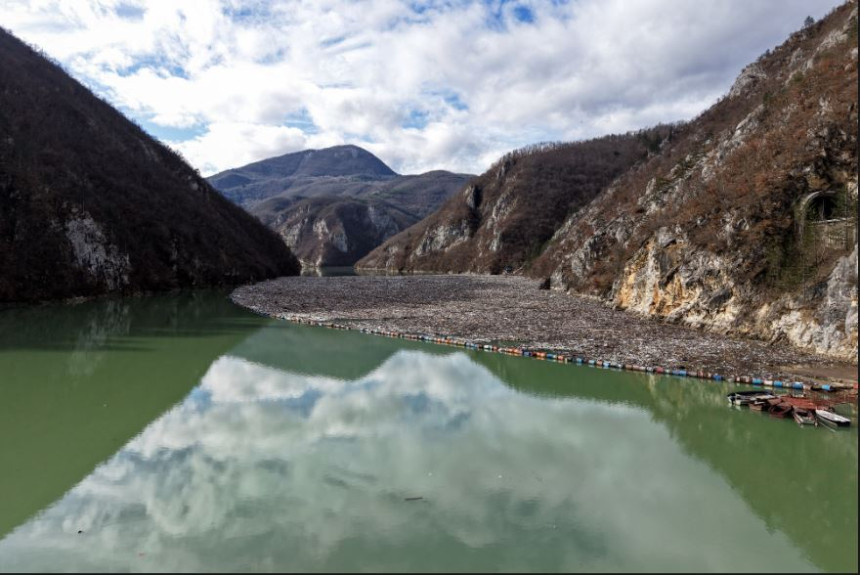 АП о еколошкој катастрофи: Дрина затрпана смећем