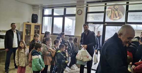 SNSD preuzeo posao institucija - obilaze škole