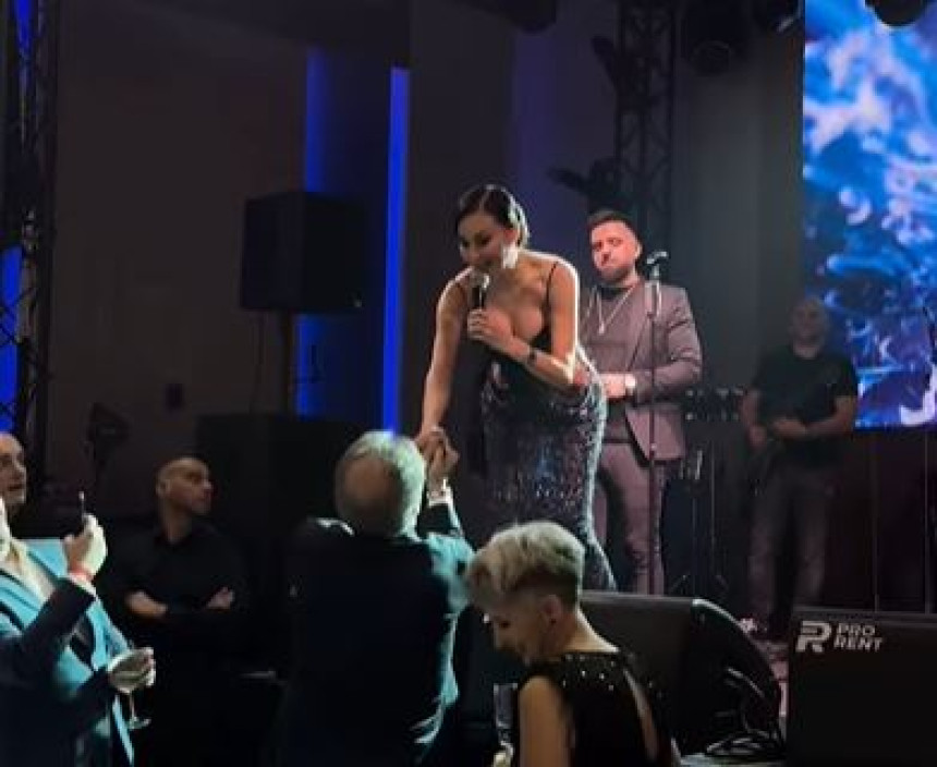 Мамић поцијепао кошуљу, па пољубио Цеци руку (ВИДЕО)