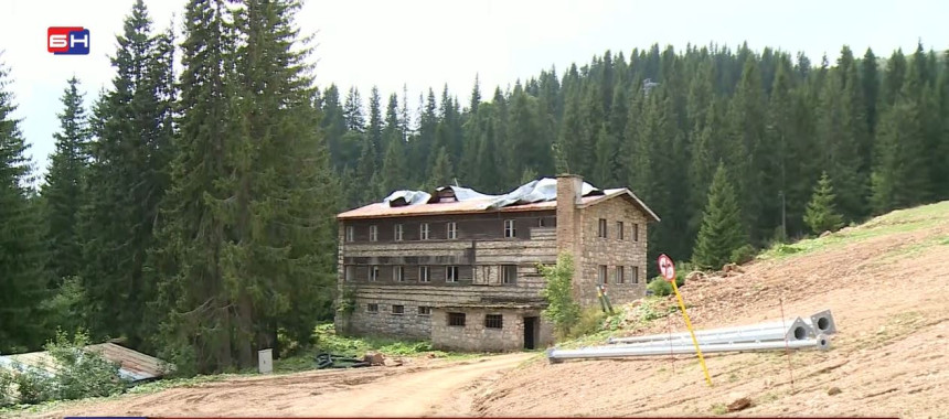 Док пољопривредници чекају новац, Влада купује хотеле