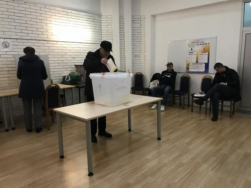 Зворник: Почело поновљено гласање на 53 бирачка мјеста