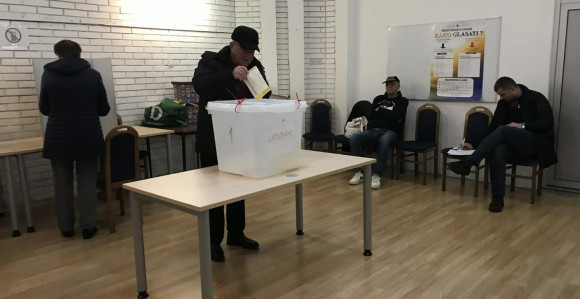 Зворник: Почело поновљено гласање на 53 бирачка мјеста