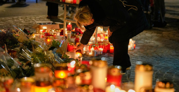 Zapalio se spomenik žrtvama požara u Kran-Montani