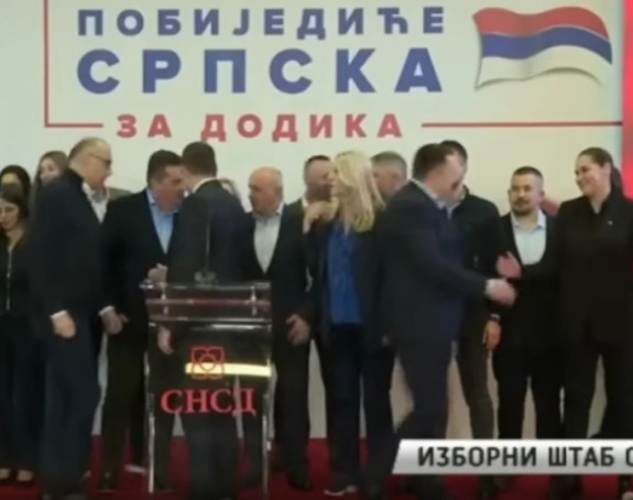 Šta su sinoć iza kamera razgovarali Cvijanovićeva i Stevandić (VIDEO)
