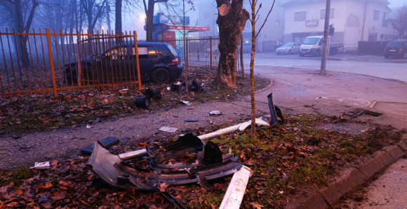 Бањалука: Возилом оборио семафор па пробио ограду школе