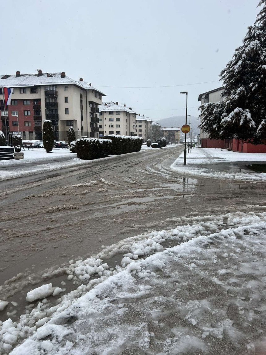 U Istočnom Sarajevu, Palama i Sokocu pada snijeg (FOTO)