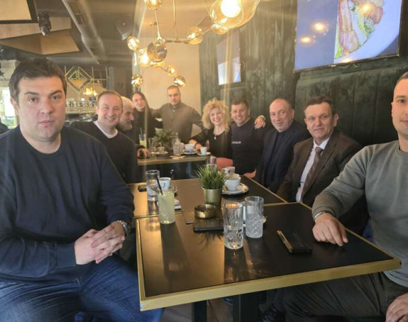 Poslanici opozicije na kafi sa predsjednikom SDS-a