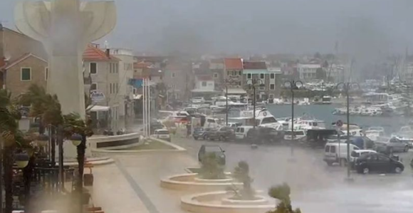 Snažno nevrijeme: More se izlilo, saobraćaj paralisan